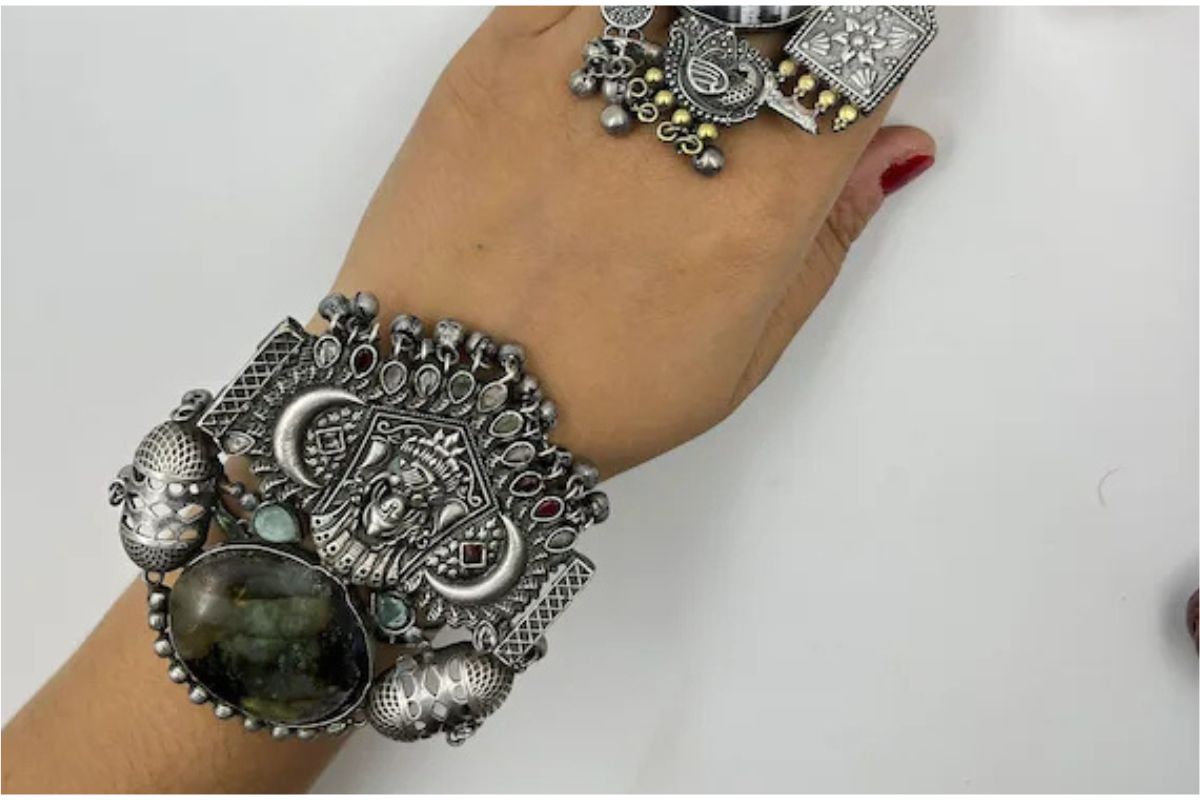 Latest Silver Bracelet Design: दिखें सबसे अलग, ट्राय करें घुंघरू वाले ब्रासलेट के ये ट्रेंडी डिजाइन 5 Latest Silver Bracelet Design 1