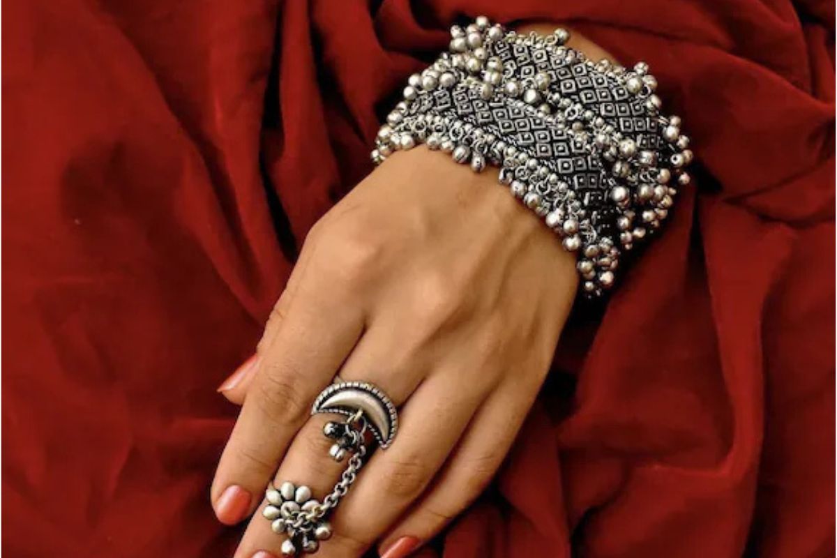 Latest Silver Bracelet Design: दिखें सबसे अलग, ट्राय करें घुंघरू वाले ब्रासलेट के ये ट्रेंडी डिजाइन 3 Latest Silver Bracelet Design 11