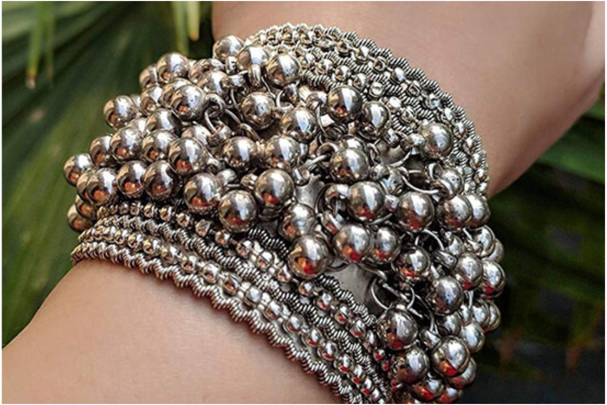 Latest Silver Bracelet Design: दिखें सबसे अलग, ट्राय करें घुंघरू वाले ब्रासलेट के ये ट्रेंडी डिजाइन 2 Latest Silver Bracelet Design 1111