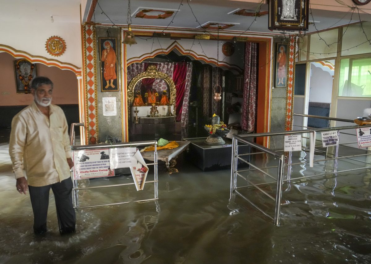 भारी से बहुत भारी बारिश, घरों में घुसा पानी, गुवाहाटी में जेसीबी के सहारे सड़क पार कर रहे लोग, देखें फोटो 8 Heavy Rain Alert