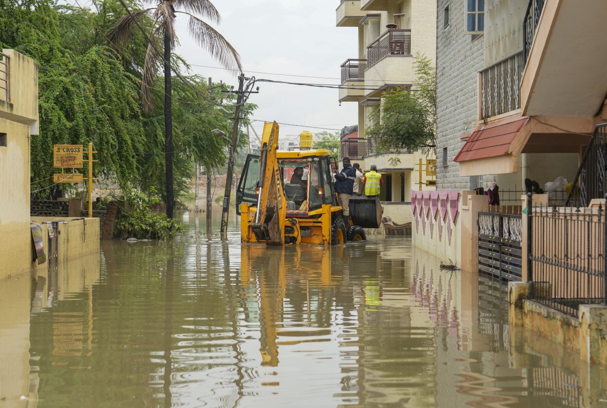 भारी से बहुत भारी बारिश, घरों में घुसा पानी, गुवाहाटी में जेसीबी के सहारे सड़क पार कर रहे लोग, देखें फोटो 3 20051 Pti05 20 2025 000121B