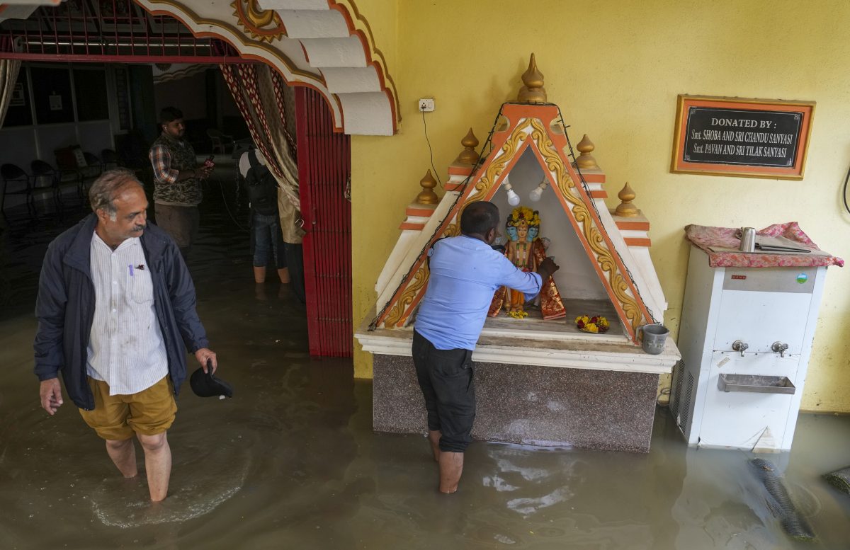 भारी से बहुत भारी बारिश, घरों में घुसा पानी, गुवाहाटी में जेसीबी के सहारे सड़क पार कर रहे लोग, देखें फोटो 5 20051 Pti05 20 2025 000143B