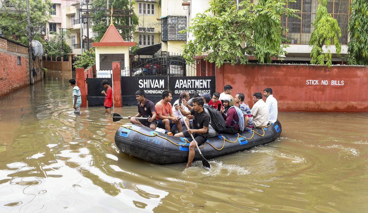 भारी से बहुत भारी बारिश, घरों में घुसा पानी, गुवाहाटी में जेसीबी के सहारे सड़क पार कर रहे लोग, देखें फोटो 4 20051 Pti05 20 2025 000145B