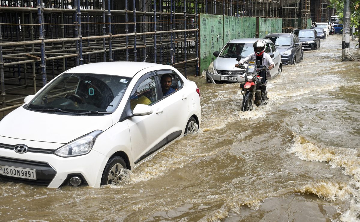 भारी से बहुत भारी बारिश, घरों में घुसा पानी, गुवाहाटी में जेसीबी के सहारे सड़क पार कर रहे लोग, देखें फोटो 6 20051 Pti05 20 2025 000148B