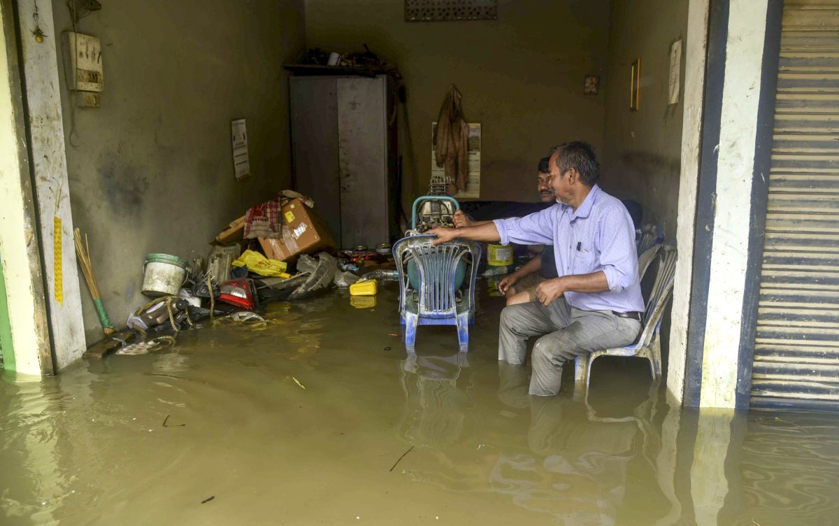 भारी से बहुत भारी बारिश, घरों में घुसा पानी, गुवाहाटी में जेसीबी के सहारे सड़क पार कर रहे लोग, देखें फोटो 7 20051 Pti05 20 2025 000149B