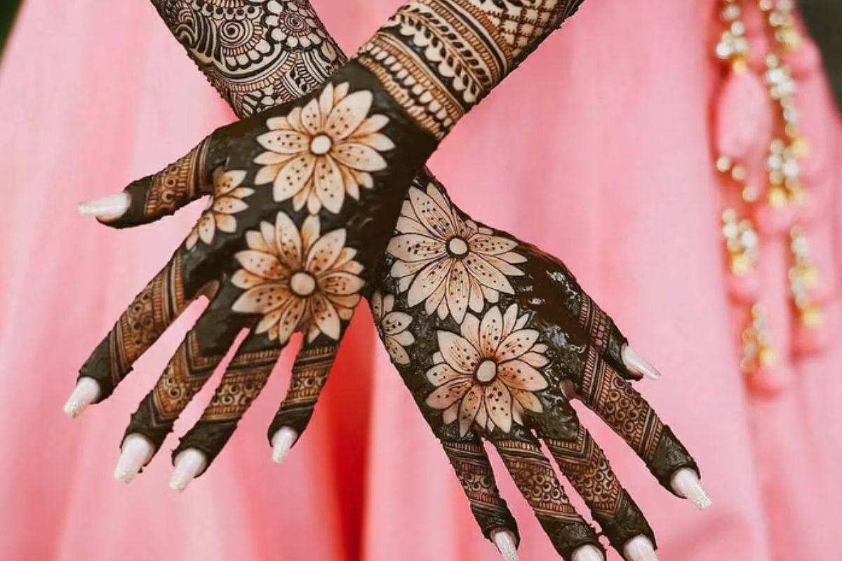 Latest Arabic Mehndi Design: सजनी के हाथों की ये मेहंदी देख धड़केगा साजन का जिया 3 Latest Arabic Mehndi Design
