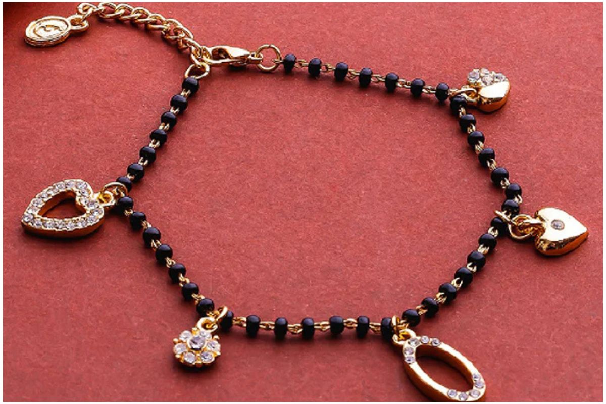 Latest Bracelet Mangalsutra Design: अब गले में नहीं,हाथों में सजेगा प्यार का बंधन,ट्रेंड में है ब्रेसलेट मंगलसूत्र 6 Latest Bracelet Mangalsutra Design