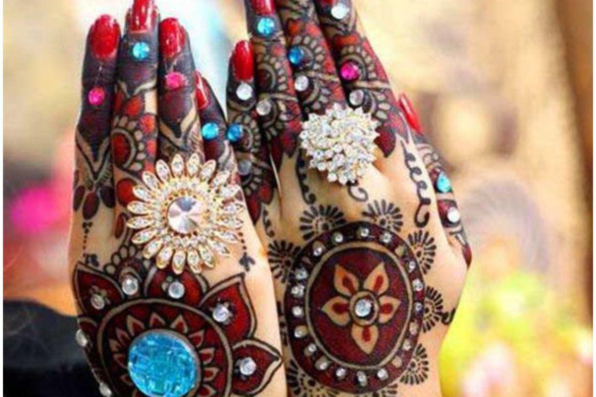 Latest Bridal Mehndi Designs With Glitter: ब्राइडल मेहंदी डिजाइंस विद ग्लिटर,अपने खास दिन को बनाएं और भी खास 2 Latest Bridal Mehndi Designs With Glitter11