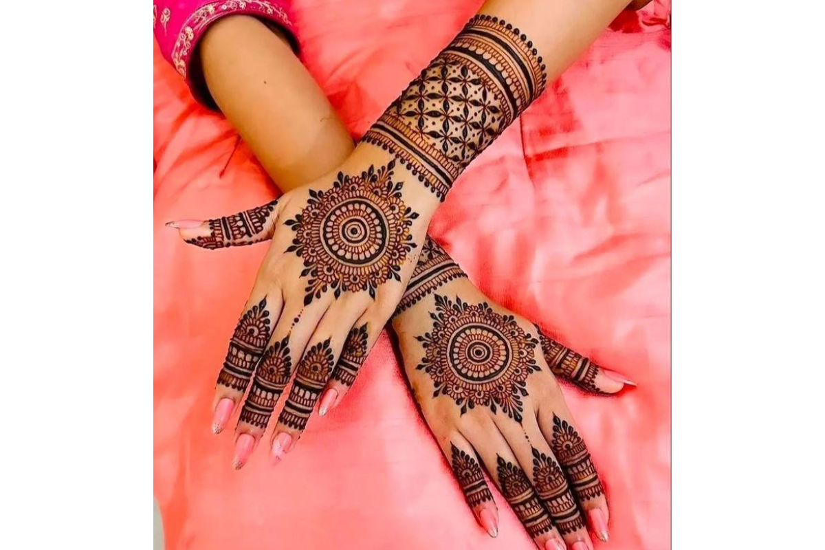 Top 10 Back Hand Mehndi Designs For Every Occasion: शादी से लेकर त्योहारों तक लगाएं ये 10 खूबसूरत बैक हैंड मेहंदी डिजाइन 3 Mehndi Design 2