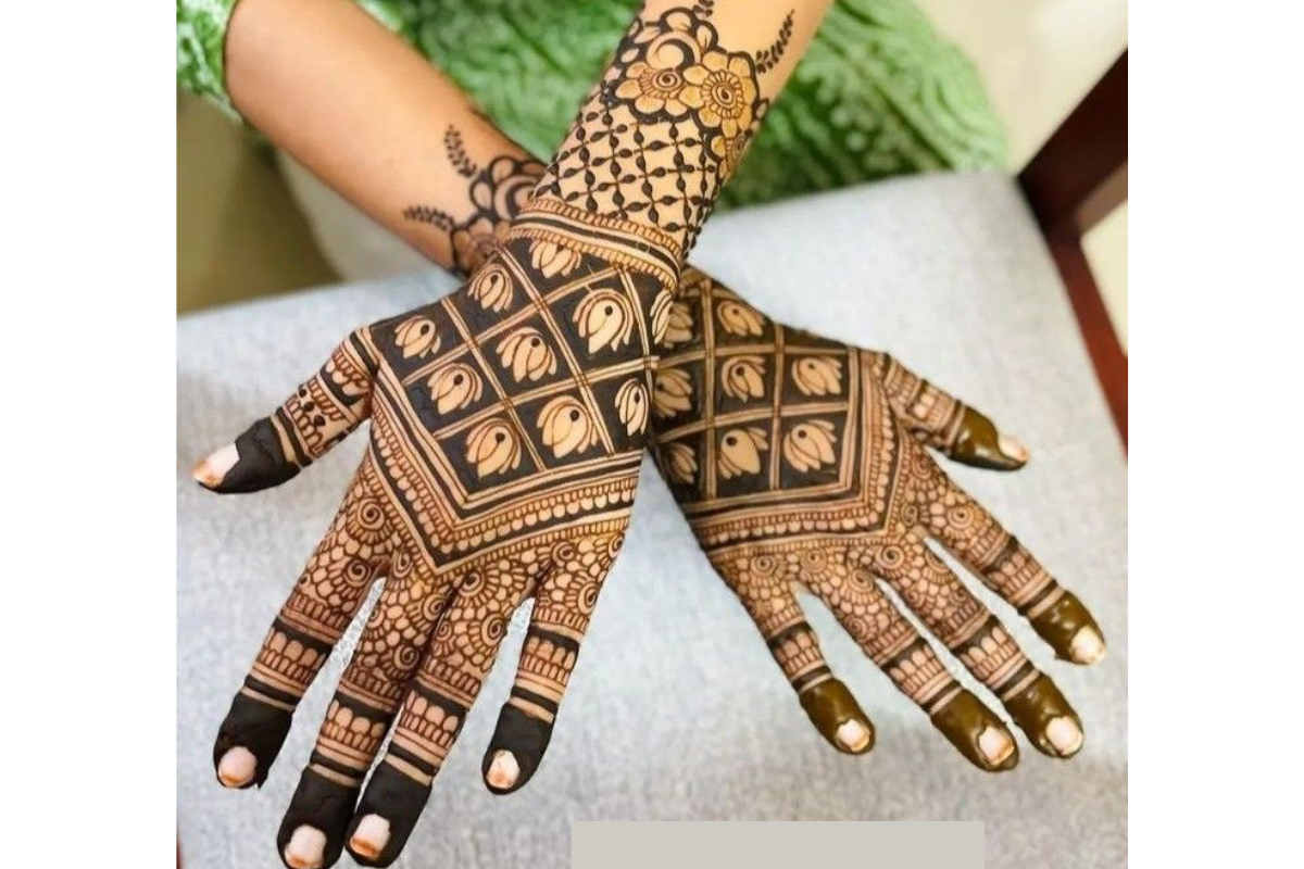 Top 10 Back Hand Mehndi Designs For Every Occasion: शादी से लेकर त्योहारों तक लगाएं ये 10 खूबसूरत बैक हैंड मेहंदी डिजाइन 5 Mehndi Design 4