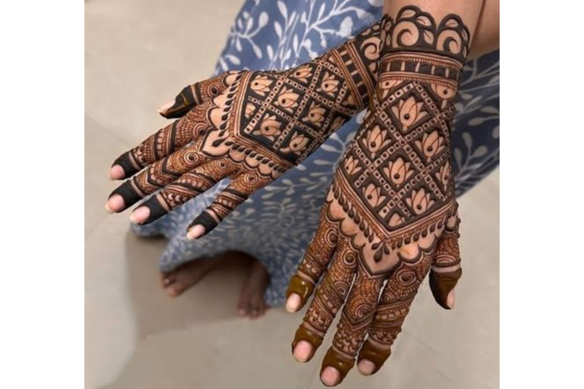 Top 10 Back Hand Mehndi Designs For Every Occasion: शादी से लेकर त्योहारों तक लगाएं ये 10 खूबसूरत बैक हैंड मेहंदी डिजाइन 6 Mehndi Design 5