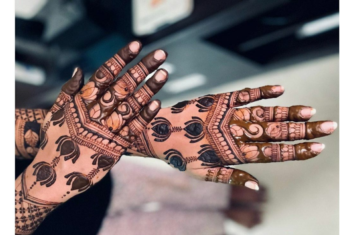 Top 10 Back Hand Mehndi Designs For Every Occasion: शादी से लेकर त्योहारों तक लगाएं ये 10 खूबसूरत बैक हैंड मेहंदी डिजाइन 8 Mehndi Design 7