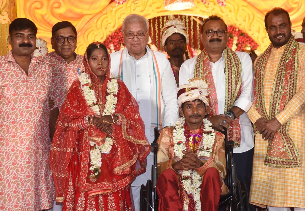 पटना में एक साथ 51 जोड़े लिए सात फेरे, दुल्हा-दुल्हन को आशीर्वाद देने पहुंचे थे राज्यपाल आरिफ खान 2 08Pat 92 08062025 2