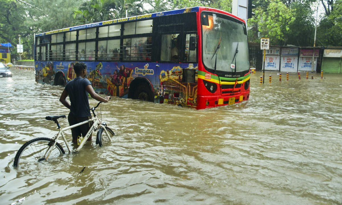 24 घंटों तक भारी से बहुत भारी बारिश, Imd ने जारी किया अलर्ट, 70 किलोमीटर की रफ्तार से चलेंगी हवाएं 9 26051 Pti05 26 2025 000138A