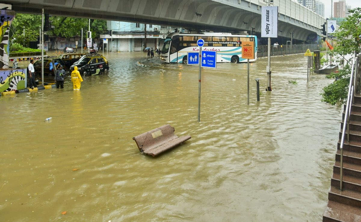 24 घंटों तक भारी से बहुत भारी बारिश, Imd ने जारी किया अलर्ट, 70 किलोमीटर की रफ्तार से चलेंगी हवाएं 4 Heavy Rain Alert