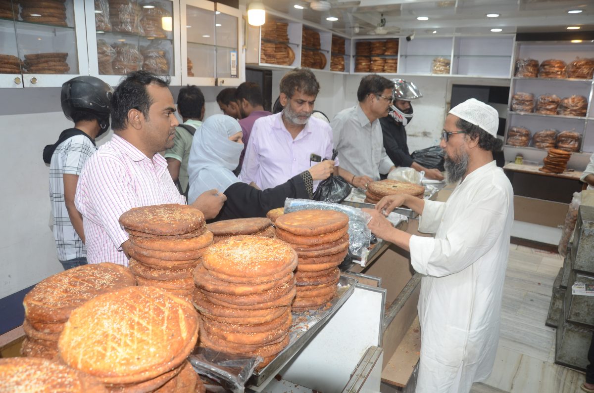 Bakrid 2025: बकरीद पर पटना के बाजार में 08 हजार रुपये से 90 हजार के बीच बिके बकरे, जानें नमाज अदा करने का समय 3 Bakrid Par Sabji Bajar Me Bhir Aur Kharidari 6