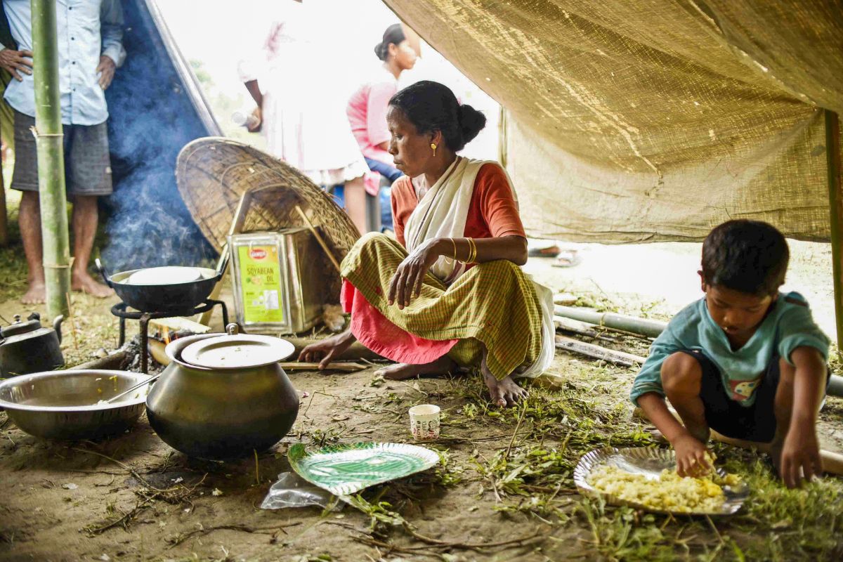 Manipur Flood: मणिपुर में बारिश और बाढ़ से भारी तबाही, तस्वीरें जो रुला देंगी 2 Flood-Affected-Residents-At-A-Temporary-Camp