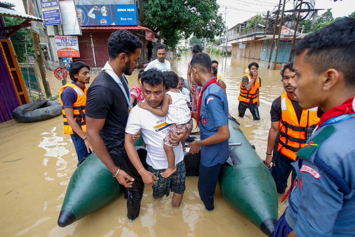 Manipur Flood: मणिपुर में बारिश और बाढ़ से भारी तबाही, तस्वीरें जो रुला देंगी 6 Flood-Affected-Villagers