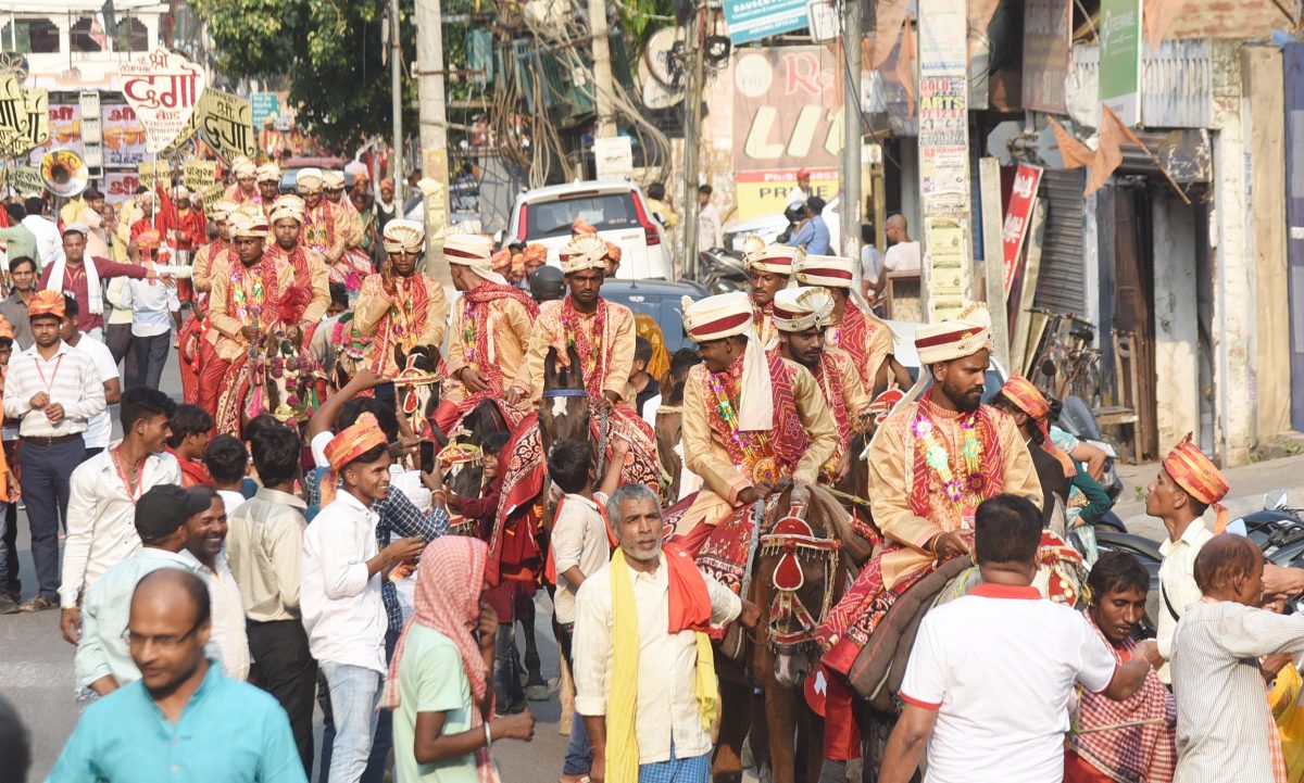 पटना में एक साथ 51 जोड़े लिए सात फेरे, दुल्हा-दुल्हन को आशीर्वाद देने पहुंचे थे राज्यपाल आरिफ खान 6 Grooms Riding Horses During A Mass Marriage Ceremony 1