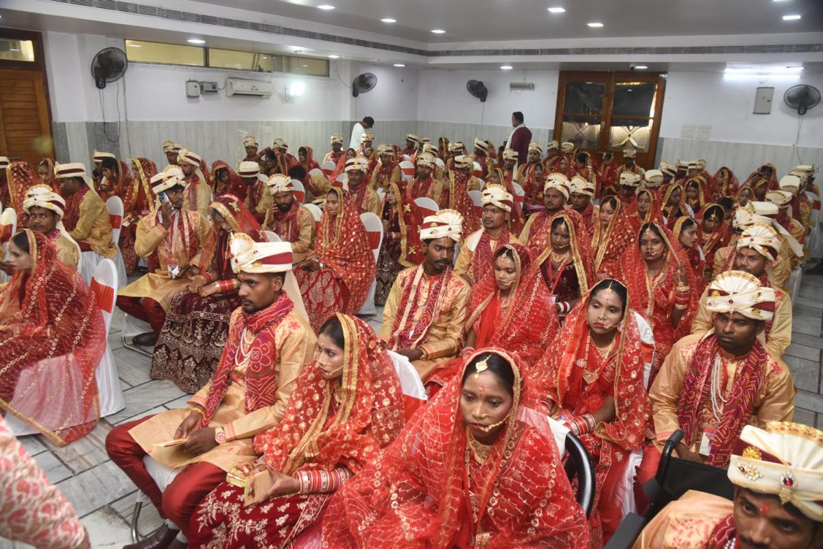 पटना में एक साथ 51 जोड़े लिए सात फेरे, दुल्हा-दुल्हन को आशीर्वाद देने पहुंचे थे राज्यपाल आरिफ खान 3 Newly Wedded Couples During A Mass Marriage Ceremony 1
