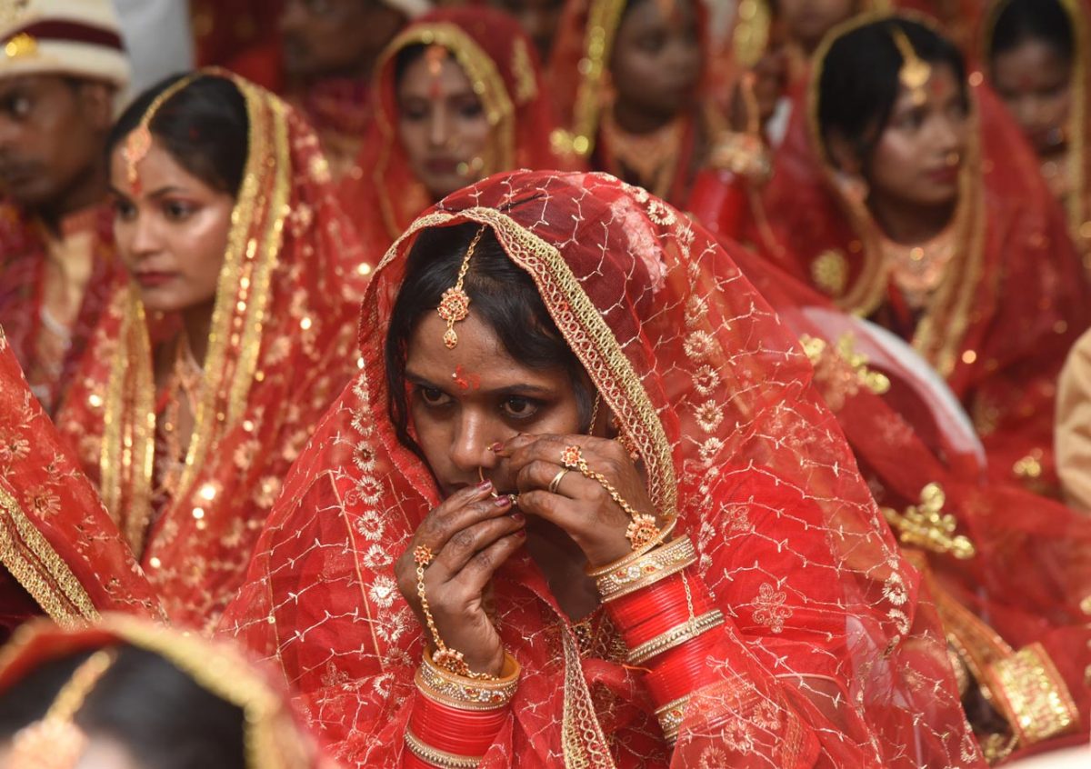 पटना में एक साथ 51 जोड़े लिए सात फेरे, दुल्हा-दुल्हन को आशीर्वाद देने पहुंचे थे राज्यपाल आरिफ खान 5 Newly Wedded Couples During A Mass Marriage Ceremony 5
