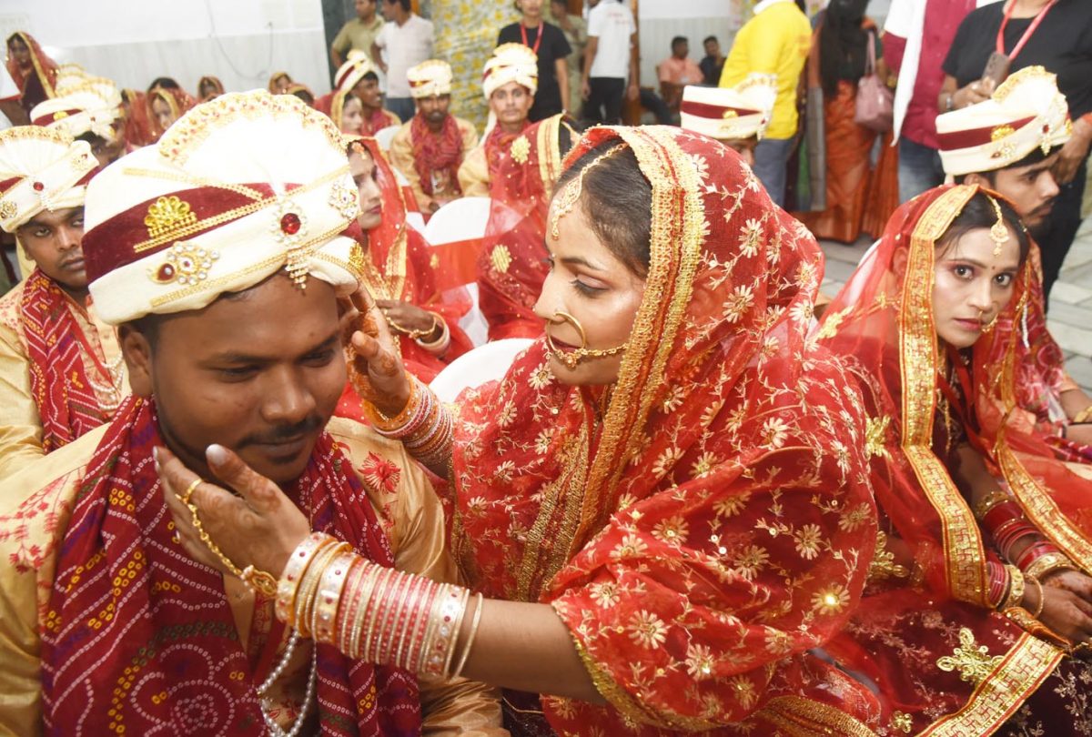 पटना में एक साथ 51 जोड़े लिए सात फेरे, दुल्हा-दुल्हन को आशीर्वाद देने पहुंचे थे राज्यपाल आरिफ खान 4 Newly Wedded Couples During A Mass Marriage Ceremony 8