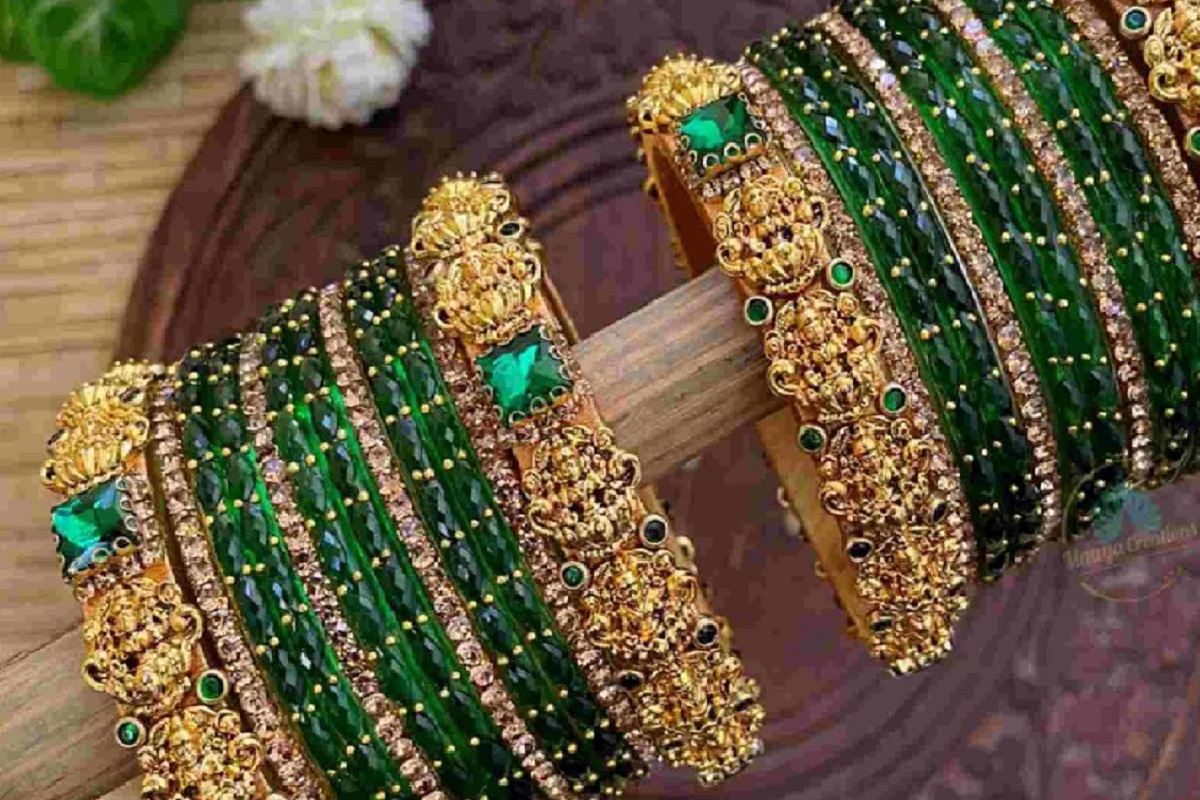 Green Bangle Set: हरी चूड़ियां चुरा लेंगी पिया जी का दिल, हाथों पर सजायें ये हरी-हरी चूड़ियां 5 Royal