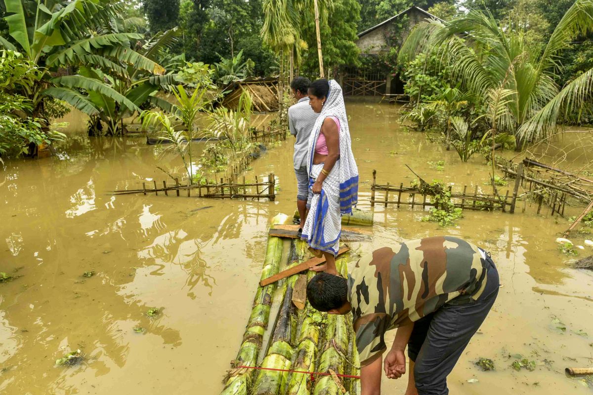 Manipur Flood: मणिपुर में बारिश और बाढ़ से भारी तबाही, तस्वीरें जो रुला देंगी 4 Villager-Uses-A-Makeshift-Banana-Raft