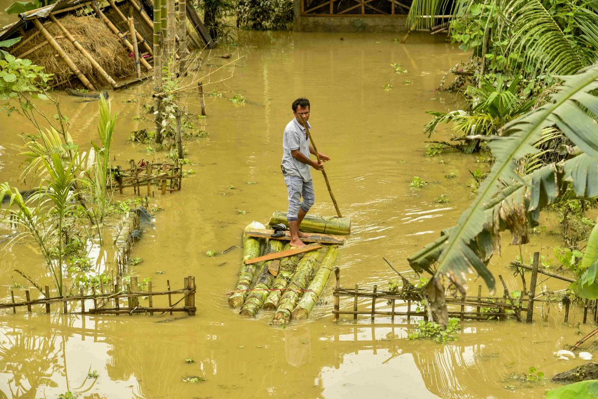 Manipur Flood: मणिपुर में बारिश और बाढ़ से भारी तबाही, तस्वीरें जो रुला देंगी 3 Villager-Uses-Makeshift-