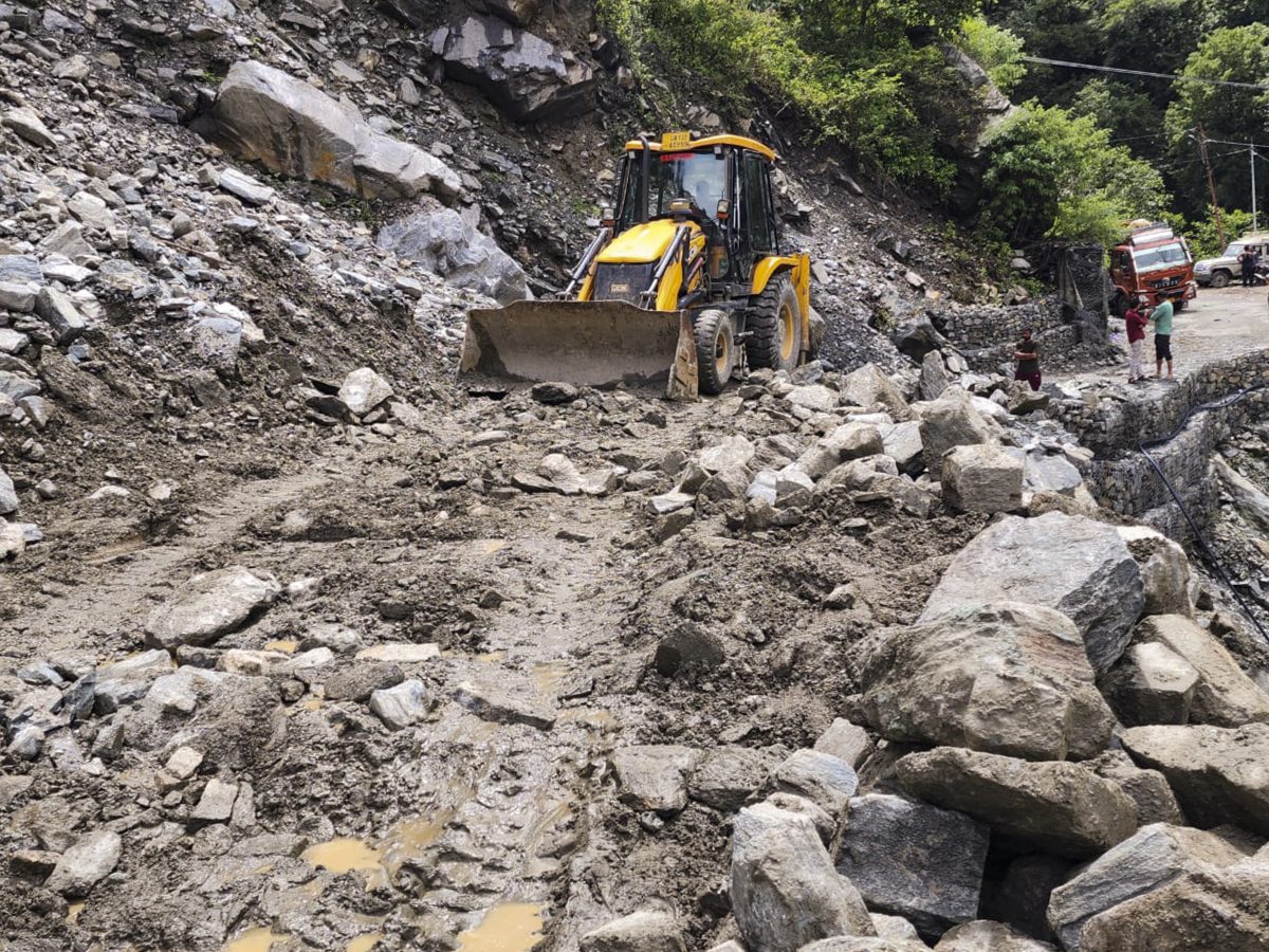 Monsoon Havoc: हिमाचल और उत्तराखंड में बारिश से त्राहिमाम, 14 दिनों में 45 लोगों की मौत, दर्जनों लापता 2 Monsoon Havoc