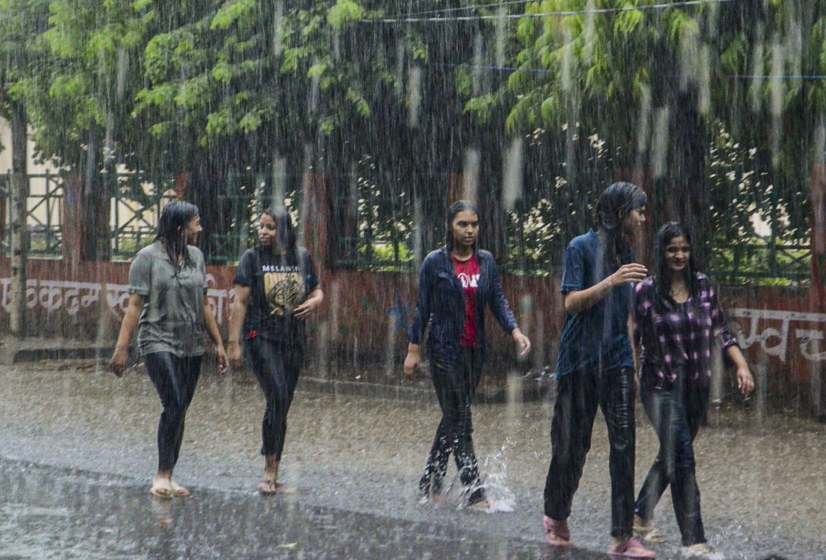 Delhi Heavy Rain Alert: दिल्ली में आंधी-तूफान के साथ बारिश, IMD ने जारी किया येलो अलर्ट 8 29061 pti06 29 2025 000200b