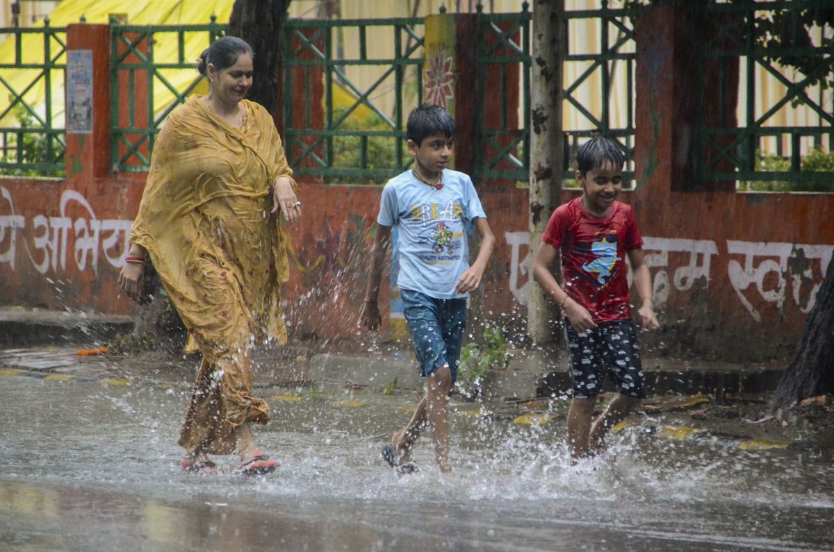 Delhi Heavy Rain Alert: दिल्ली में आंधी-तूफान के साथ बारिश, IMD ने जारी किया येलो अलर्ट 4 29061 pti06 29 2025 000201a 2