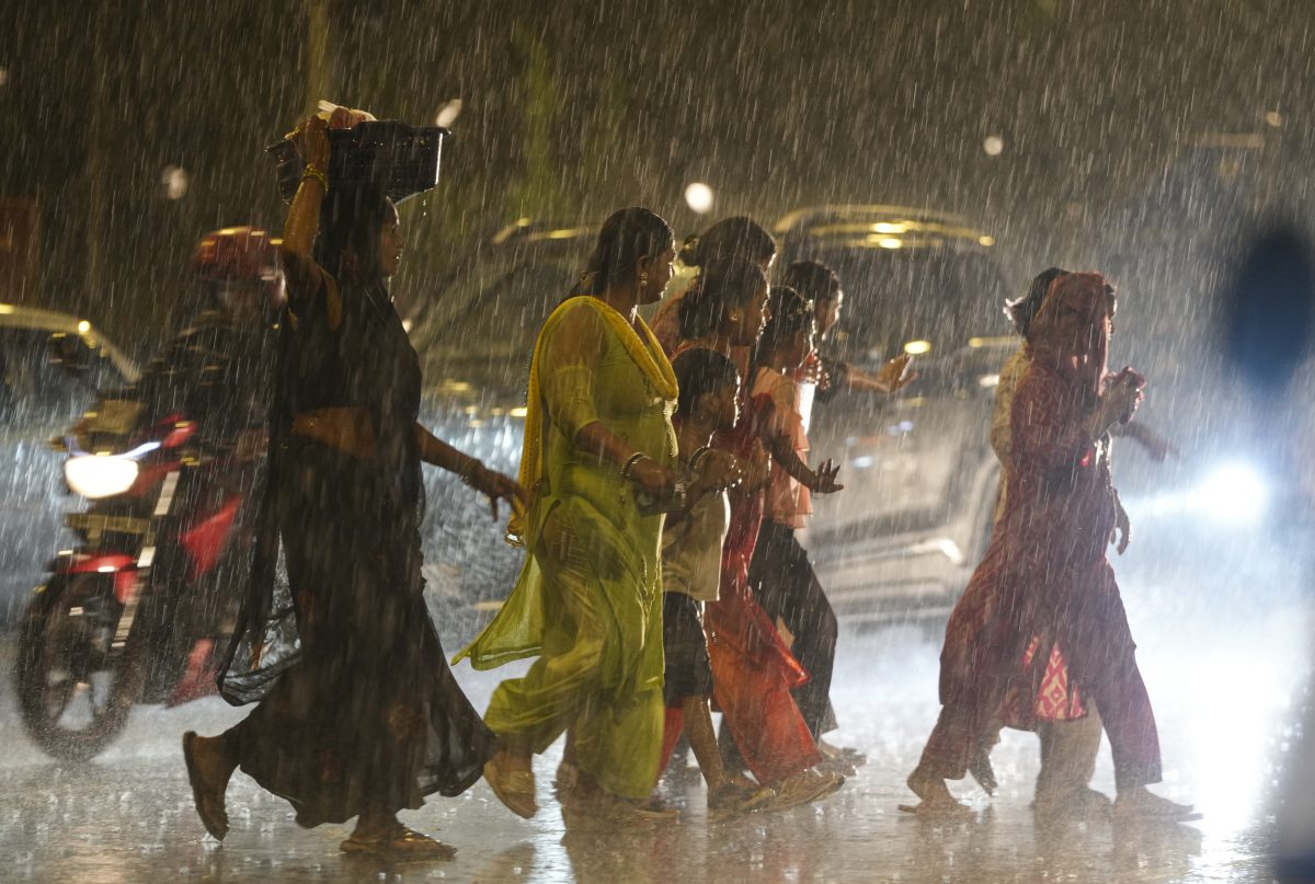 Delhi Heavy Rain Alert: दिल्ली में आंधी-तूफान के साथ बारिश, IMD ने जारी किया येलो अलर्ट 6 29061 pti06 29 2025 000215b 1