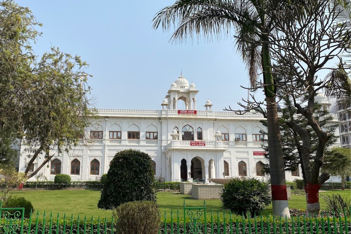 आधा यूपी नहीं जानता, 200 साल पुराना सबसे बड़ा सरकारी हॉस्पिटल, जो प्रदेश की बन गई पहचान 2 Kgmu