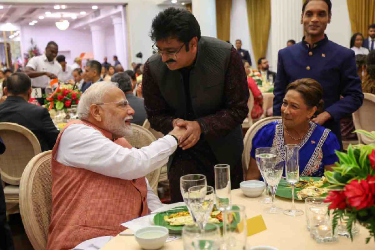 Pm Modi Trinidad &Amp; Tobago Visit : पीएम मोदी को पत्ते पर परोसा गया दाल, भात और तरकारी! देखें तस्वीर 2 Pm Modi Trinidad Tobago Visit 1 2