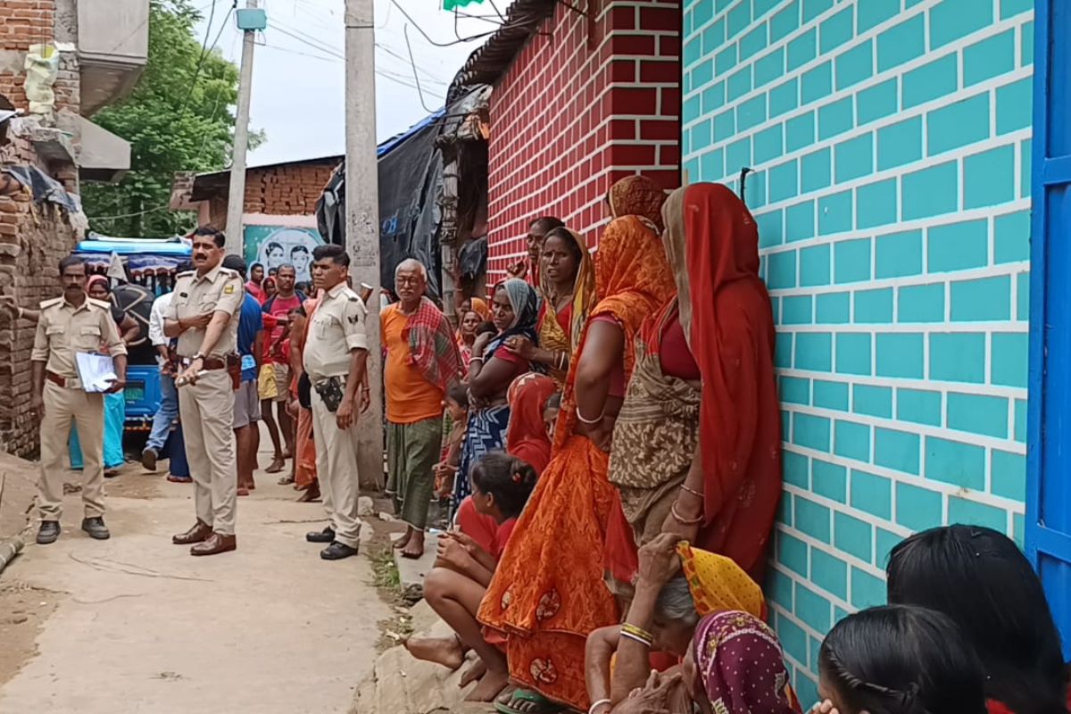 बांका: पति की मौत के 4 साल बाद पत्नी की मौत, तीन बच्चों के सिर से उठा मां-बाप का साया 2 मृतका के घर के बाहर लगी भीड़