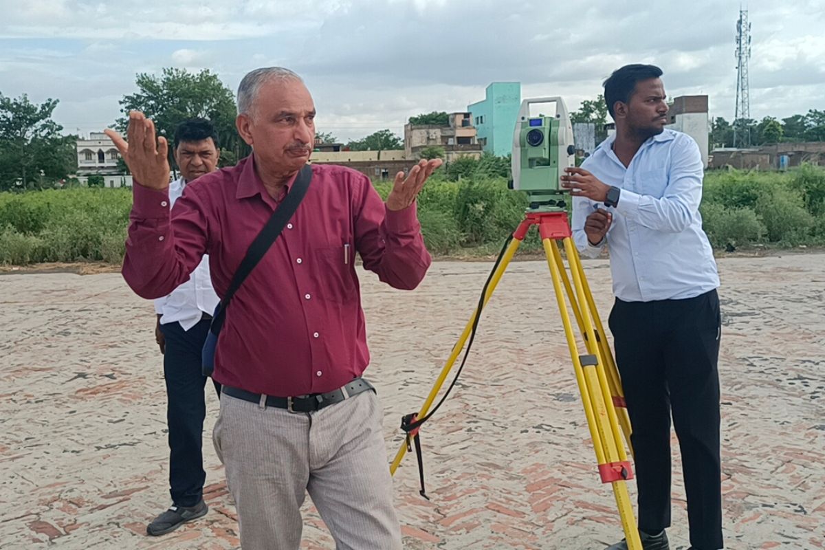 मुजफ्फरपुर: पताही एयरपोर्ट को लेकर सामने आई बड़ी जानकारी, सेटेलाइट की मदद से तय की गई लोकेशन 2 एयरपोर्ट के मैपिंग का काम करते अधिकारी