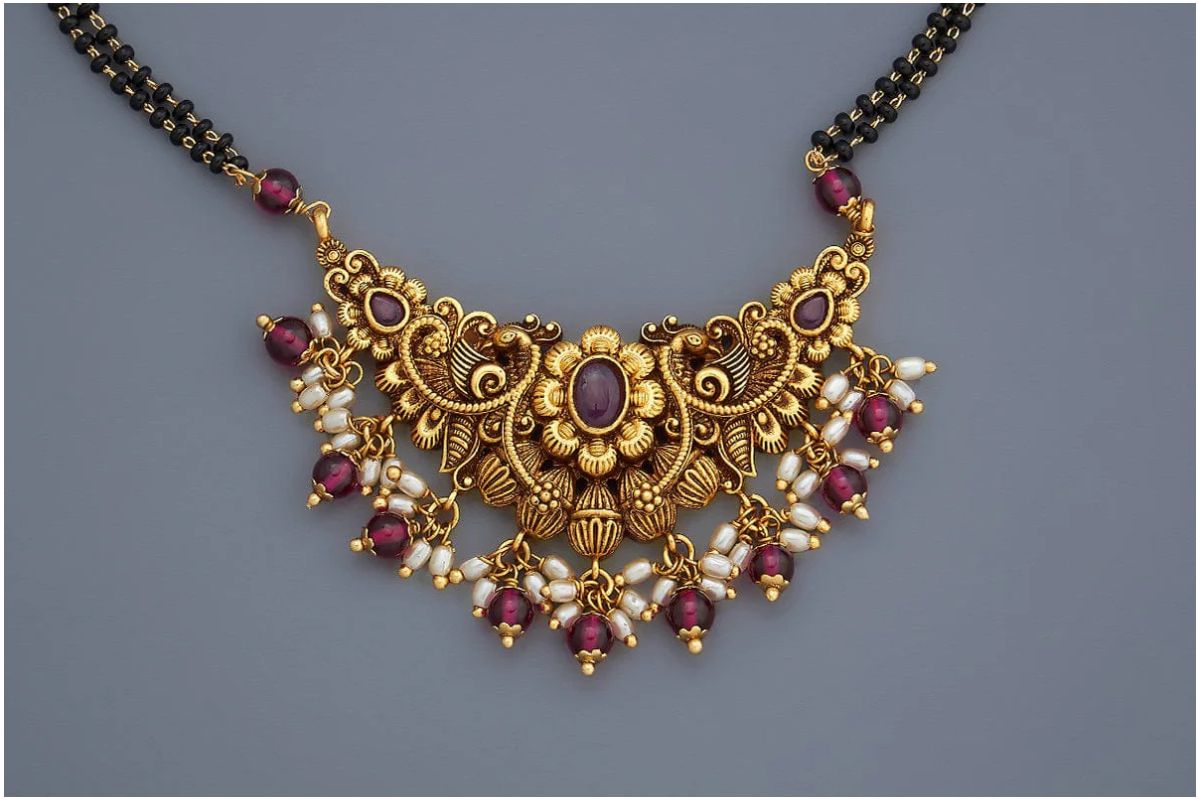 Trending Red Stone Mangalsutra Designs: आपके 'वो' बस देखते रह जाएंगे, जब आप पहनेगी ट्रेंडी रेड स्टोन मंगलसूत्र डिजाइन 5 Trending Red Stone Mangalsutra Designs 21222Ee