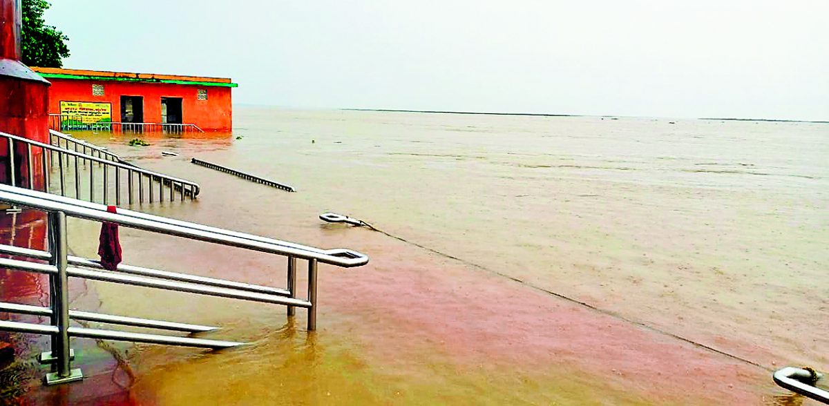 Photos: बिहार में सड़क पर चल रही नाव, घरों को निगल रही नदी, बक्सर से भागलपुर तक बाढ़ से हाहाकार 13 03mun 7 03082025 72 c721bha100659661