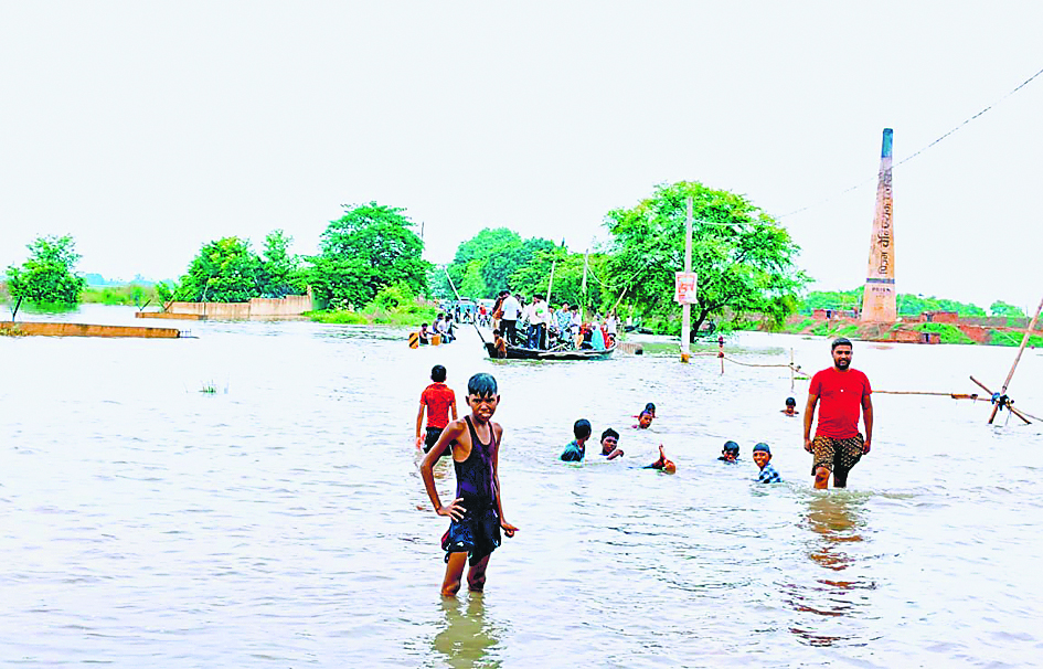 Photos: बिहार की नदियों का पेट भरा, लाल निशान के ऊपर बह रही गंगा-गंडक-कोसी में जबरदस्त उफान 2