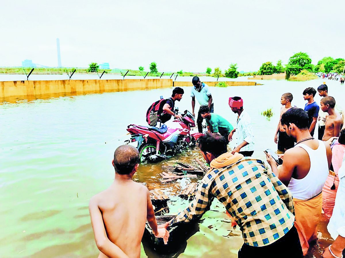 Photos: बिहार में बाढ़ की तबाही का मंजर देखिए, बक्सर से मुंगेर तक सड़क पर बह रही गंगा 3 08Bux Mb 35 08082025 13 Pat1431