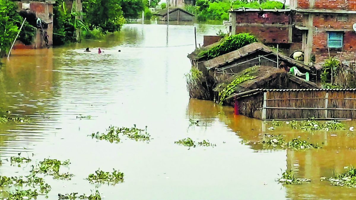 Photos: बिहार में बाढ़ की तबाही का मंजर देखिए, बक्सर से मुंगेर तक सड़क पर बह रही गंगा 7 09Mun 8 09082025 72 C721Bha100660032