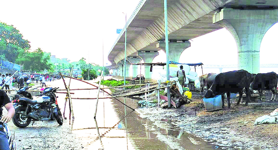 Photos: पटना में गंगा का उफान नहीं थम रहा, सीढ़ी घाट के सड़क पर पहुंच गया बाढ़ का पानी 3 09Pat 68 09082025 2