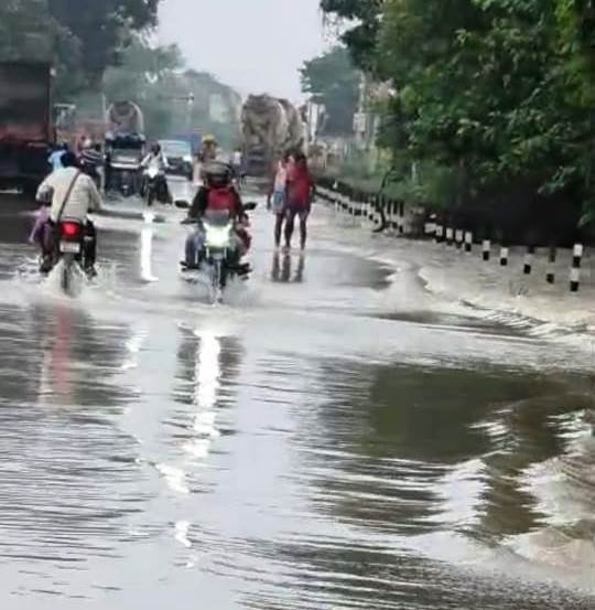 Photos: बिहार में बाढ़ की तबाही का मंजर देखिए, बक्सर से मुंगेर तक सड़क पर बह रही गंगा 4 10Bha 116 10082025 6 1