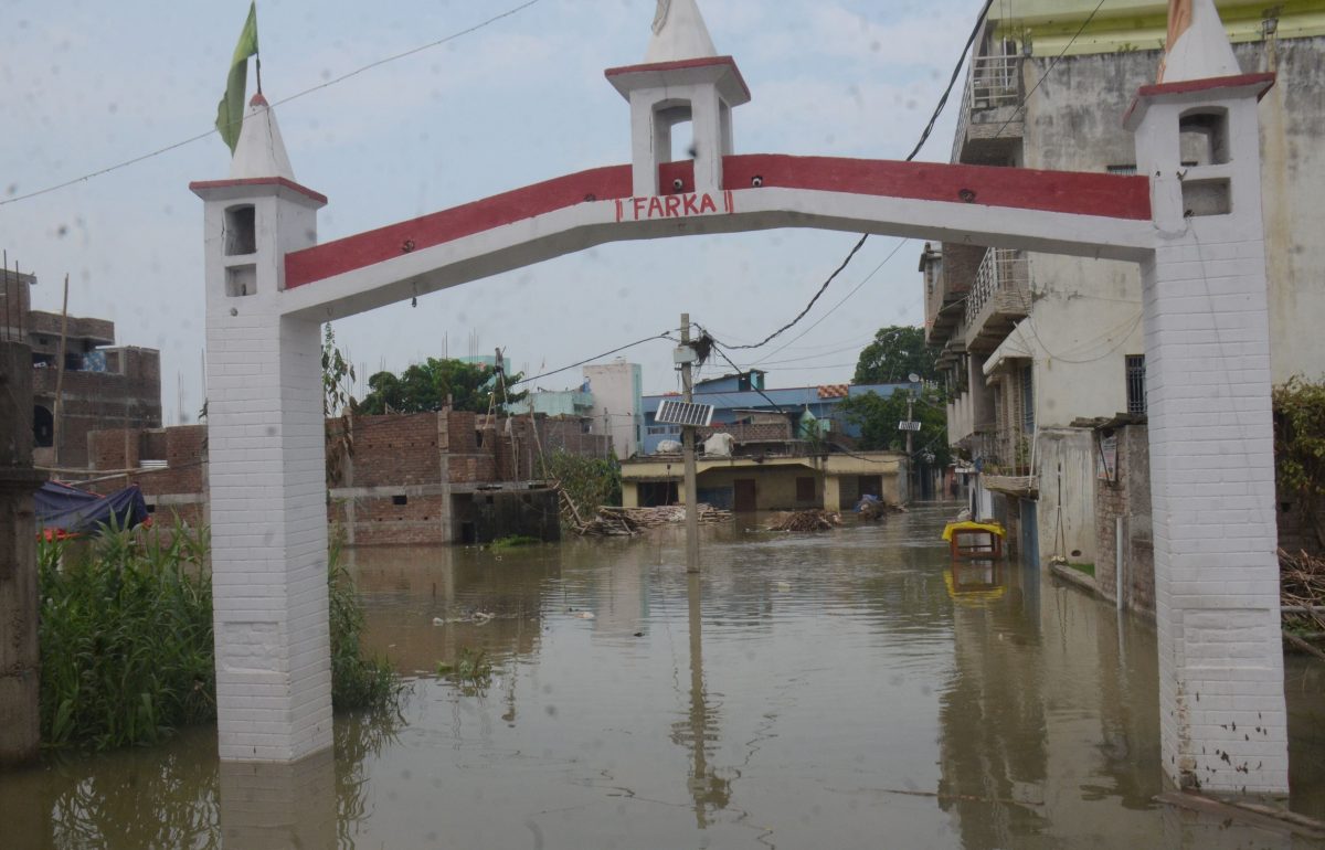 Photos: भागलपुर में गंगा का विकराल रूप 7 तस्वीरों में देखिए, नदी में गिर रहे घर और शहर में चल रही नाव 3 11Bha 15 11082025 6