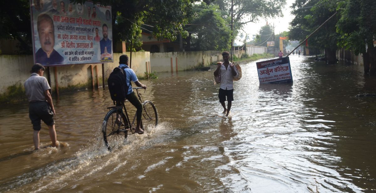 Photos: भागलपुर में गंगा का विकराल रूप 7 तस्वीरों में देखिए, नदी में गिर रहे घर और शहर में चल रही नाव 6 11Bha 26 11082025 6