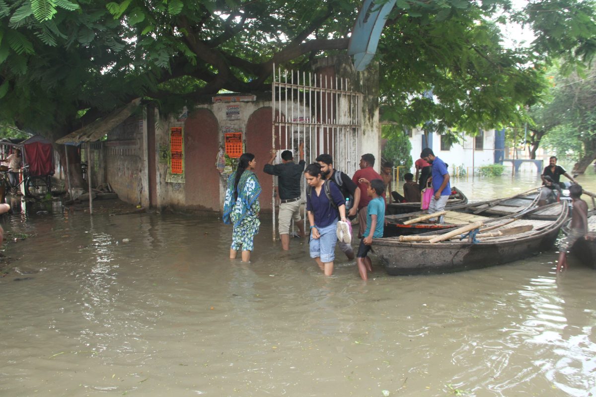 Photos: भागलपुर में गंगा का विकराल रूप 7 तस्वीरों में देखिए, नदी में गिर रहे घर और शहर में चल रही नाव 4 11Bha 41 11082025 6