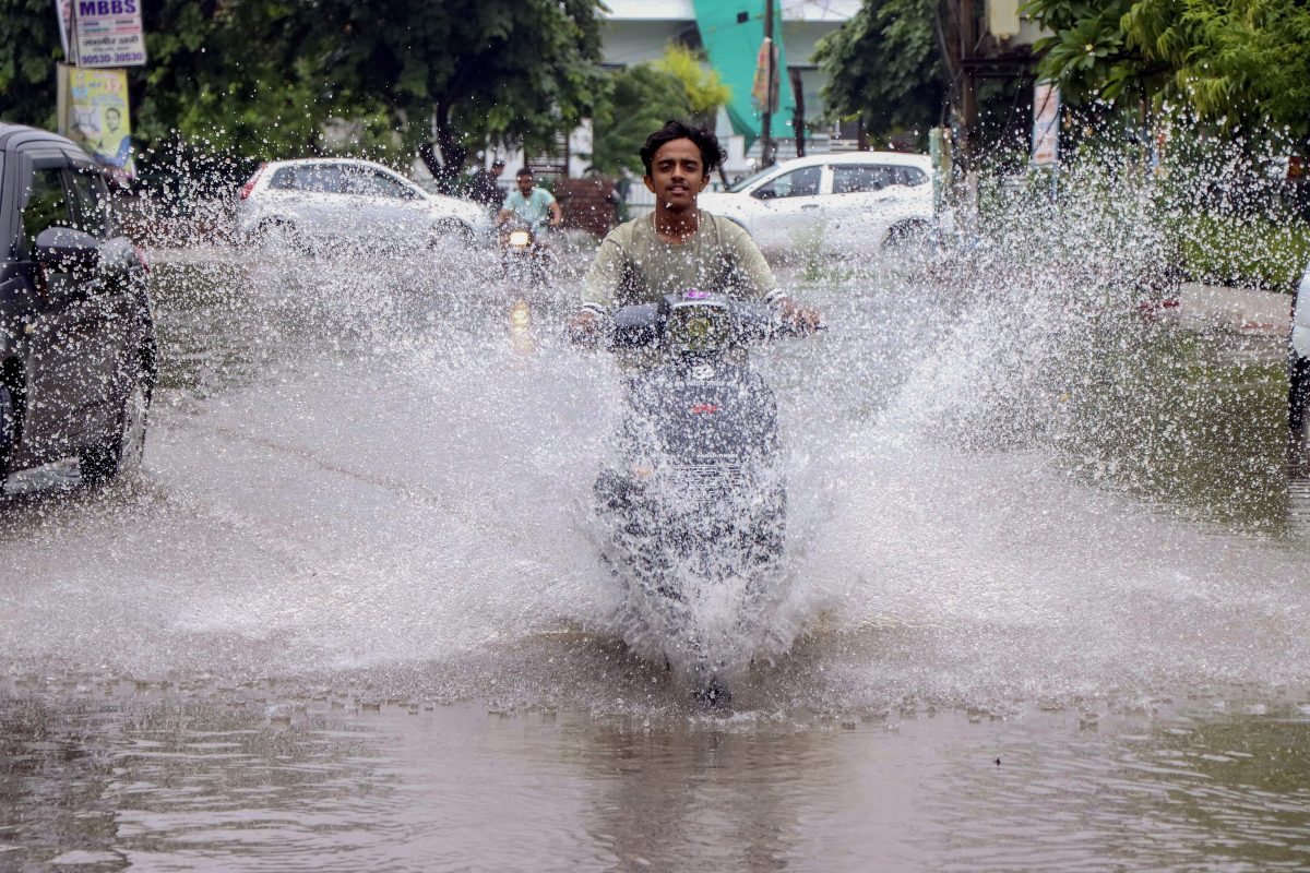 Heavy Rain Warning: अगले 5 दिन दिखेगा बारिश का तांडव, 50 किलोमीटर की रफ्तार से चलेगी हवा, अलर्ट जारी 4 31071 Pti07 31 2025 000387B