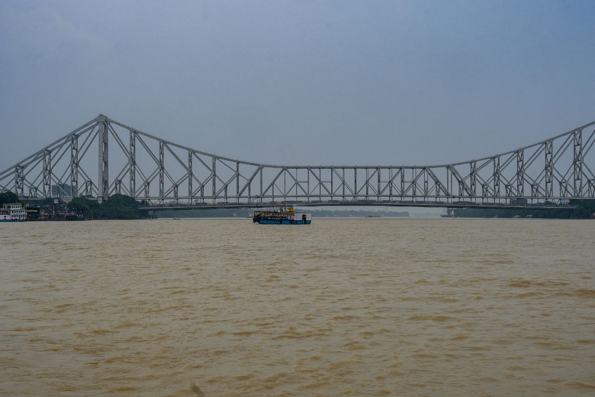 Flood: उत्तर प्रदेश में गंगा-यमुना उफान पर, 17 जिलों में बाढ़ का कहर, 400 से ज्यादा गांव जलमग्न 2 Ganga-River-Flows-In-Spate-