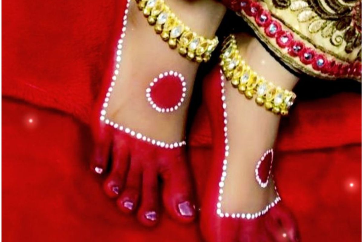 Hartalika Teej 2025 Latest Alta Designs: इन 10 लेटेस्ट आलता पैटर्न्स से सजाएं अपने खूबसूरत पैर 6 Hartalika Teej 2025 Latest Alta Design 8